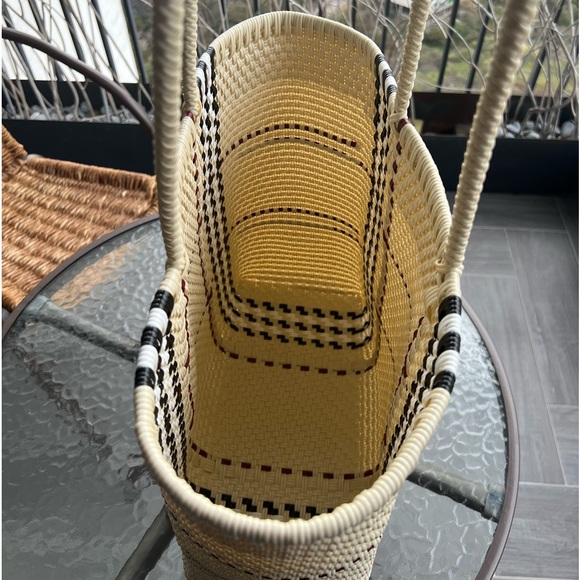 Such a beautiful mix of colors. An elegant and sophisticated way to go out. - Picture 11 of 13